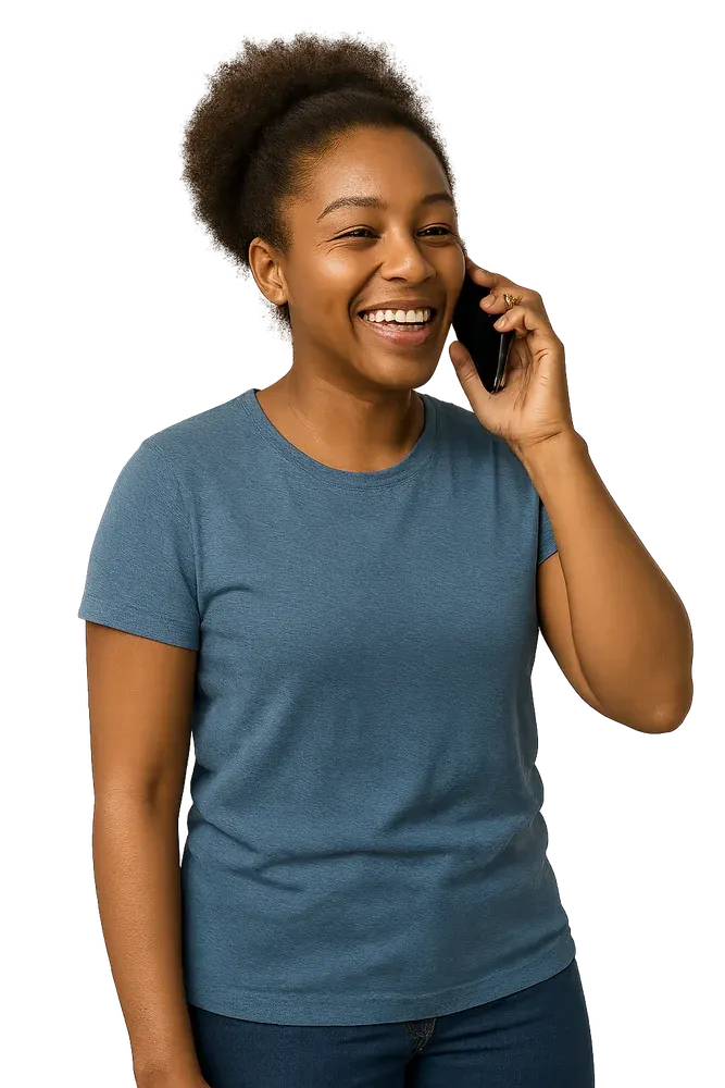 Diarista sorrindo ao telefone