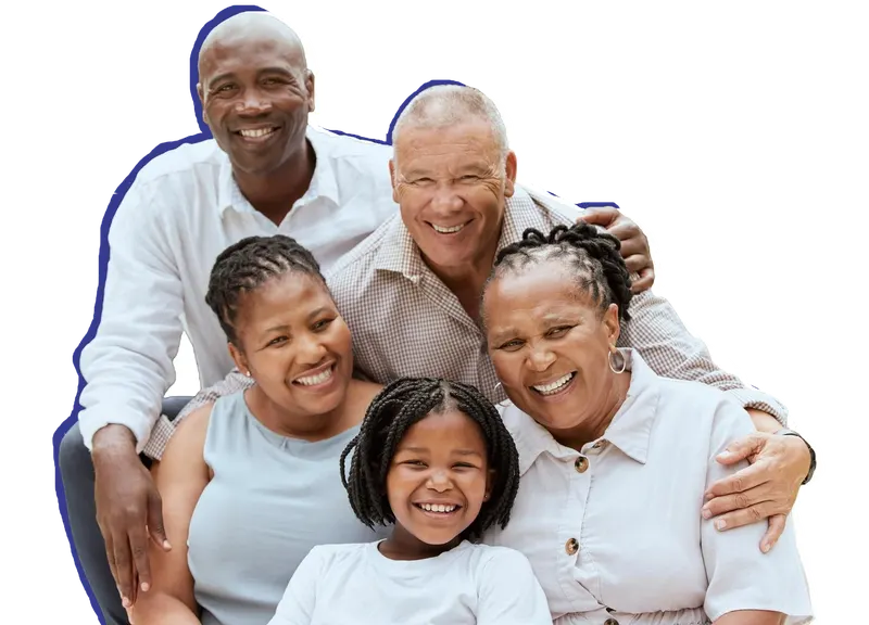 Família de três gerações sorrindo juntas
