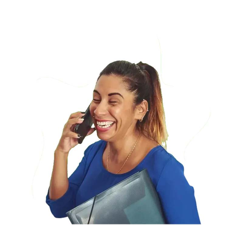 Consultora sorrindo ao telefone com uma pasta