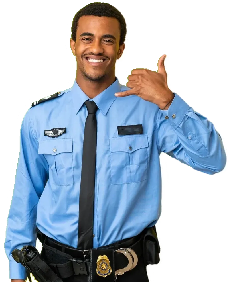 Porteiro de uniforme sorrindo